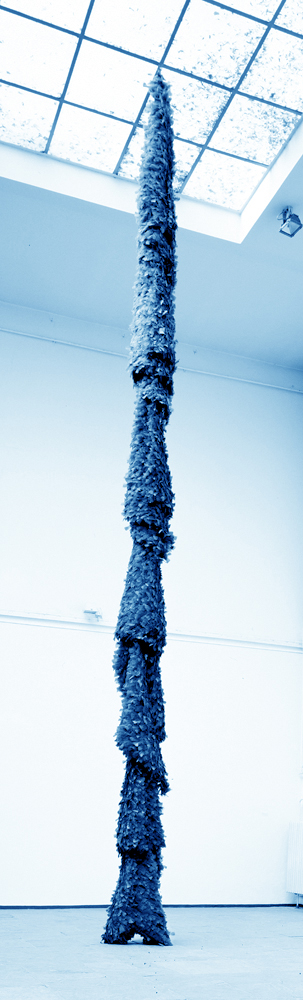 blaue_federn_2_saeule840cm